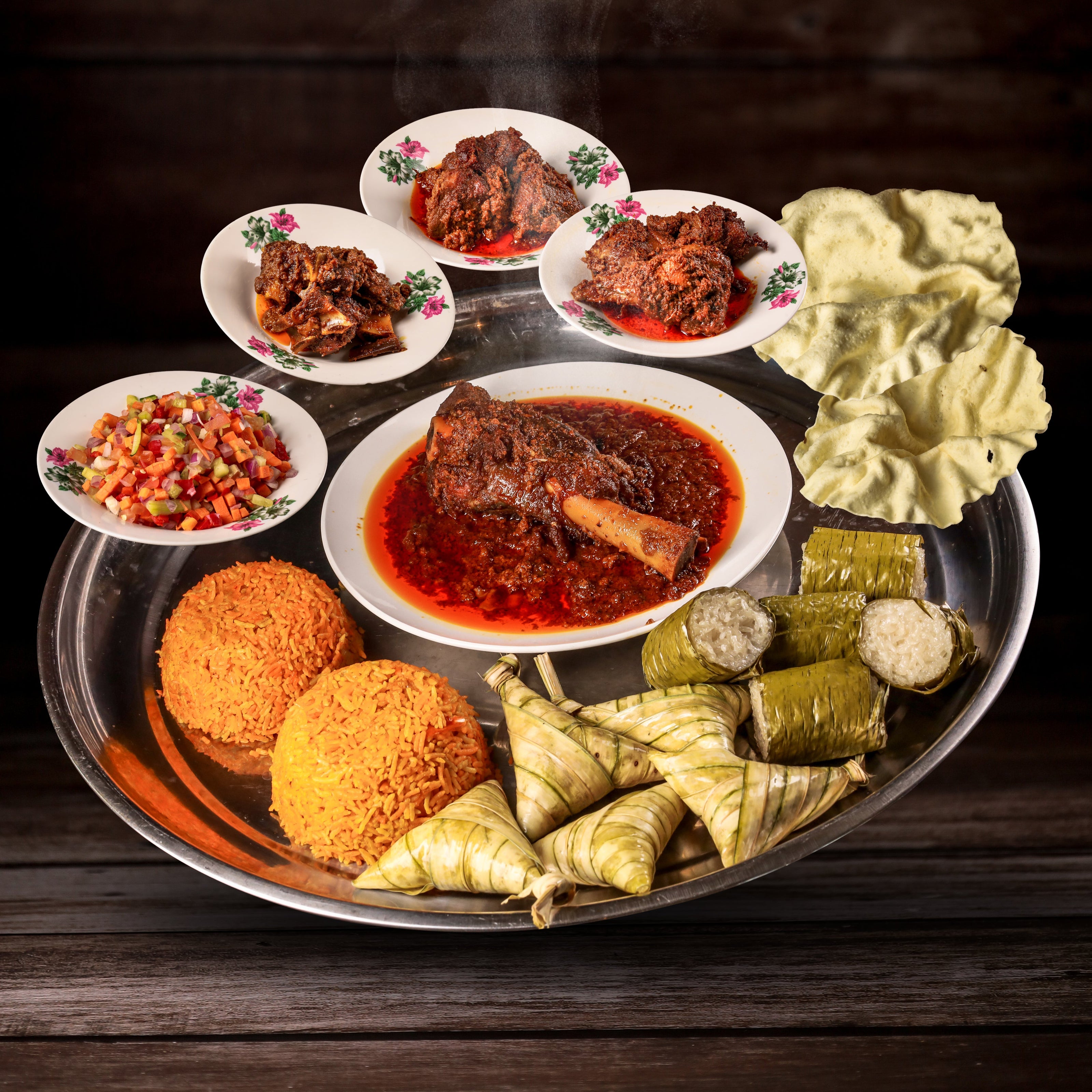 Hidangan talam tradisional tradisional Perak - rendang tok kayu api, nasi yoep, ketupat palas dan lauk sampingan