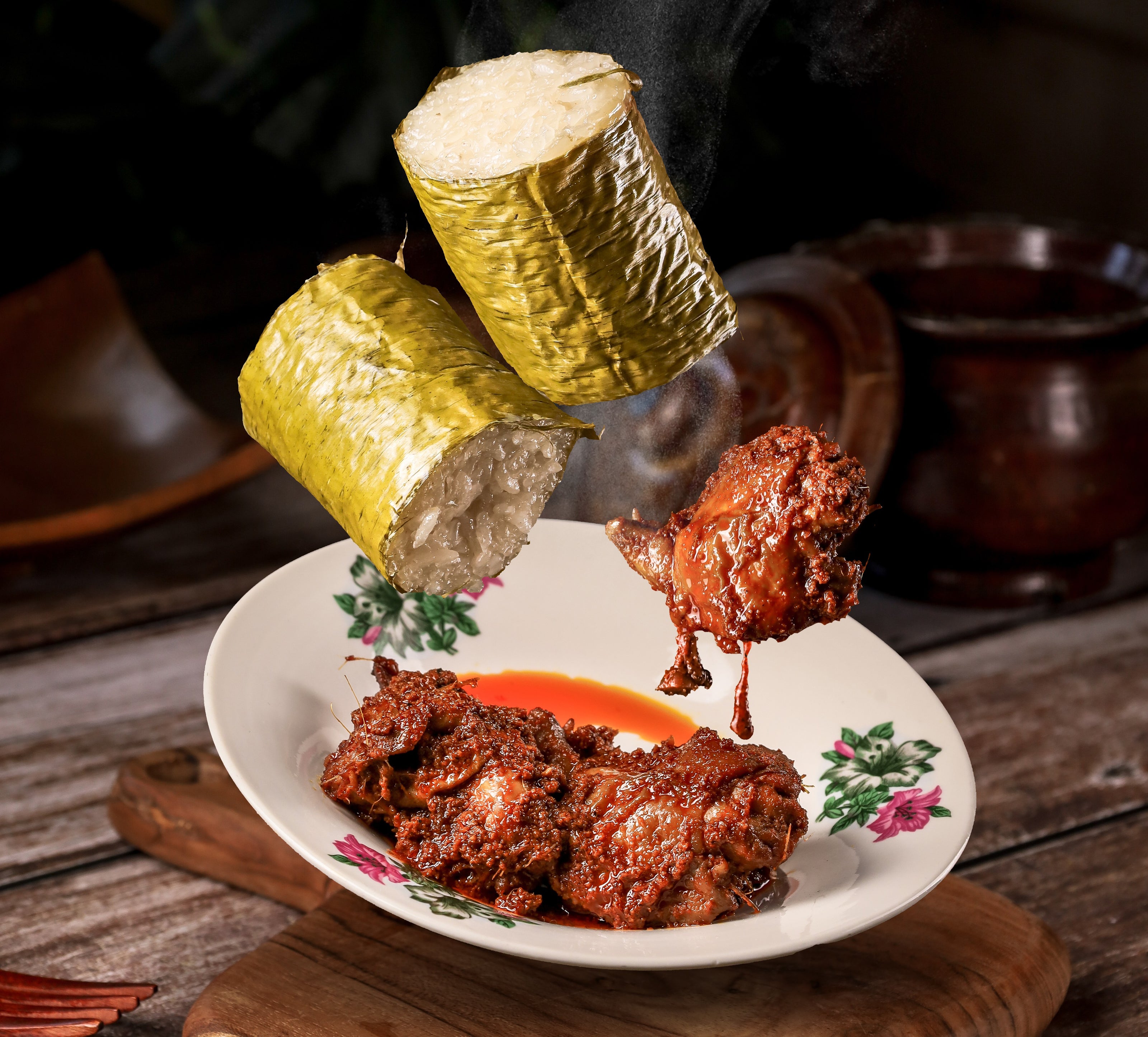Hidangan lemang dengan rendang tok kayu api di Rumah Makan Rendang Tok Yoep
