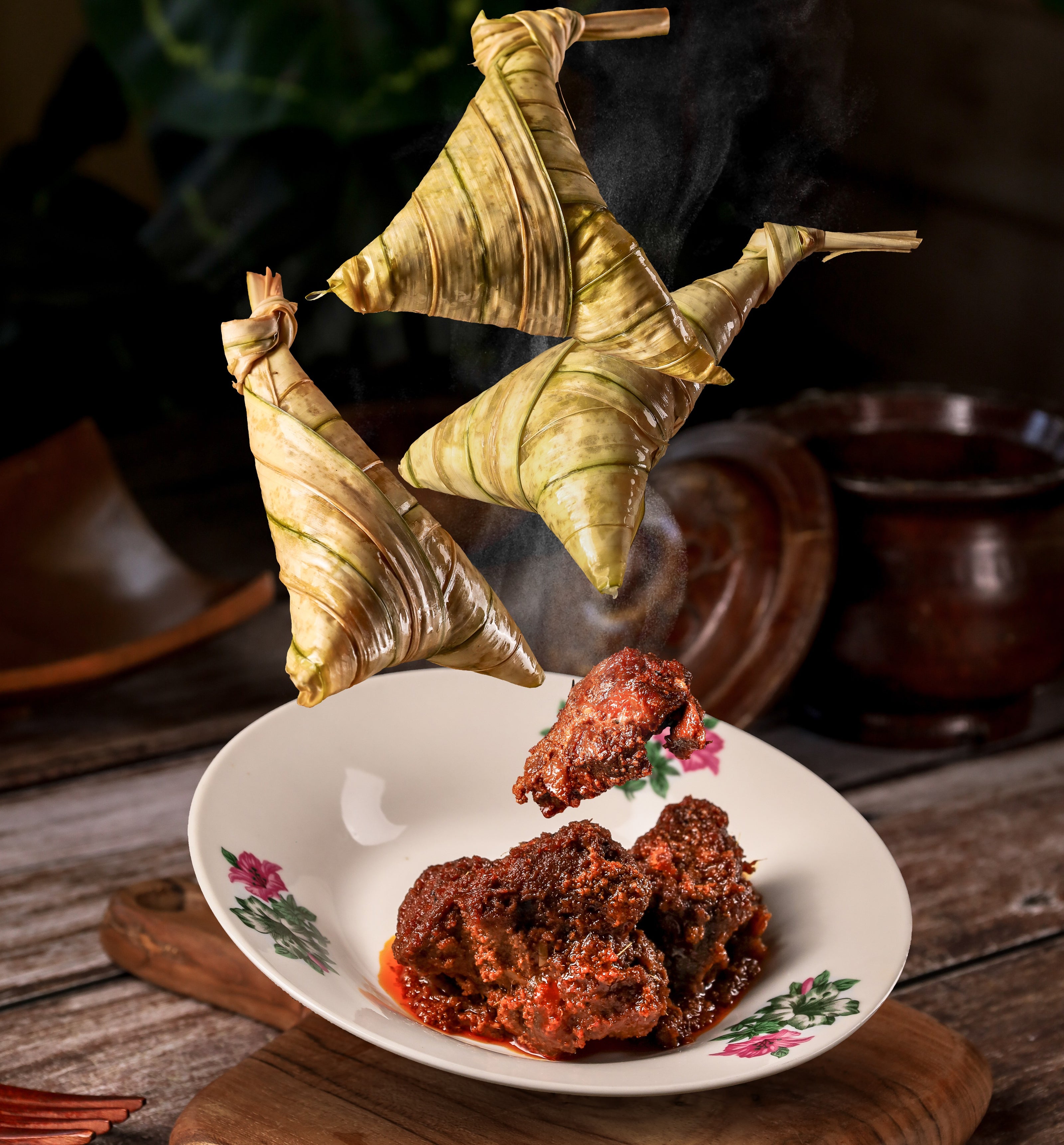 Set Ketupat palas tradisional Perak bersama rendang tok yoep - hidangan autentik Malaysia